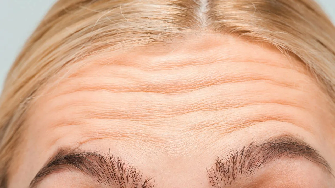 Kā izmantot ābolu etiķi, lai dabīgi izlīdzinātu sīkās grumbiņas un piešķirtu sejai jaunāku izskatu.