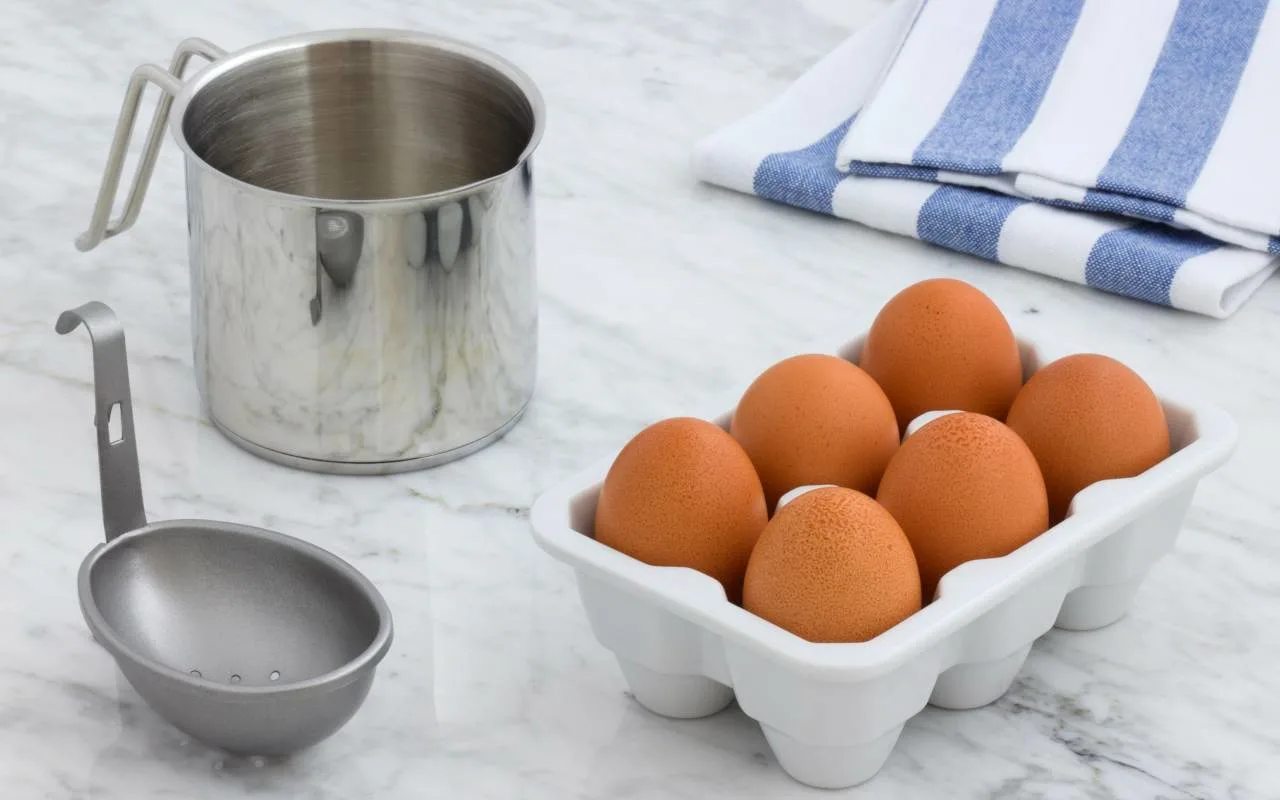 Kāpēc nekādā gadījumā nedrīkst ielikt karstus vārītus olas aukstā ūdenī: profesionāļu atbilde