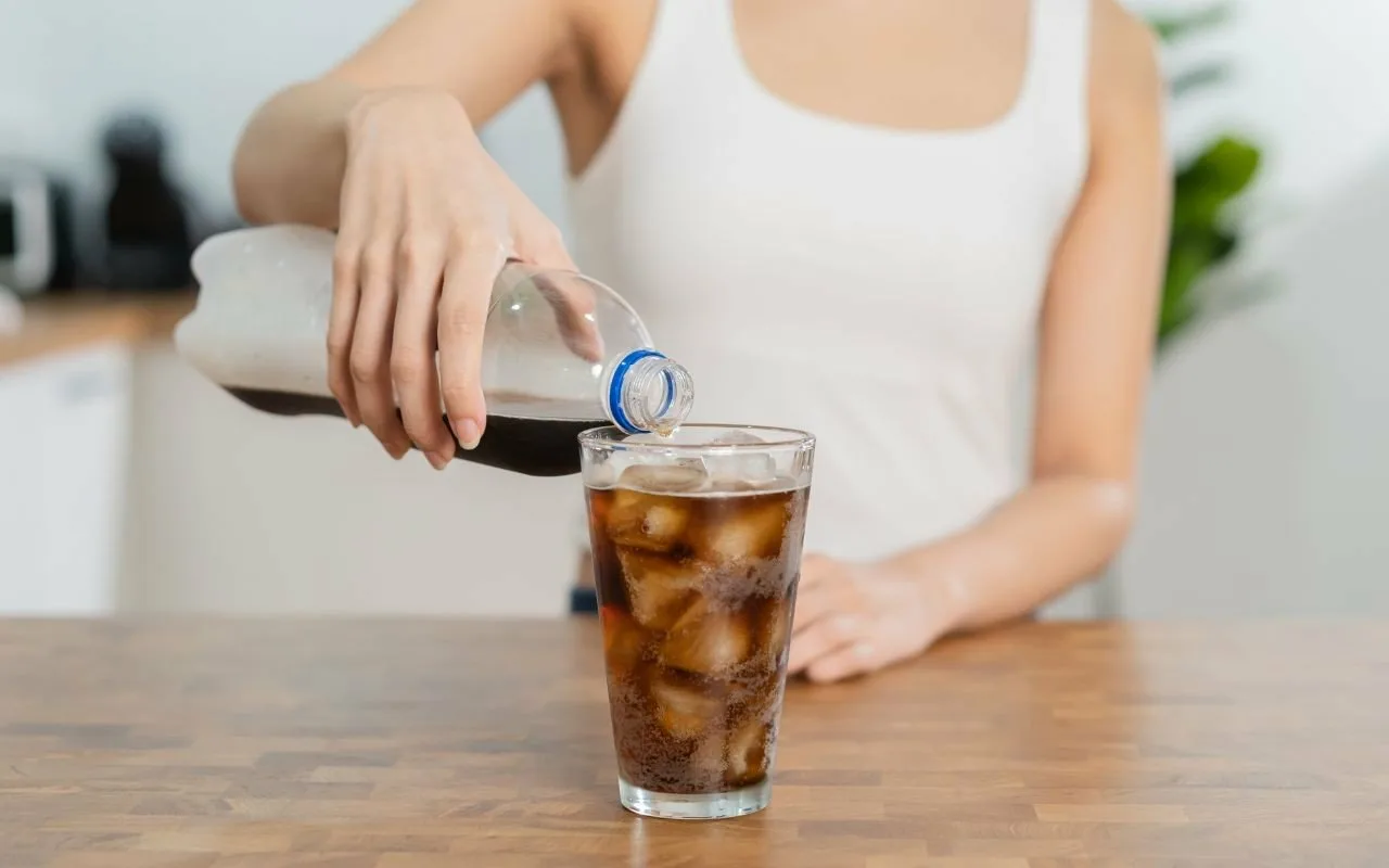 „Tas ir neproduktīvi”: Džimmijs Mohamedis izskaidro, kāpēc gastrīta gadījumā noteikti jāizvairās no kokakolas lietošanas.