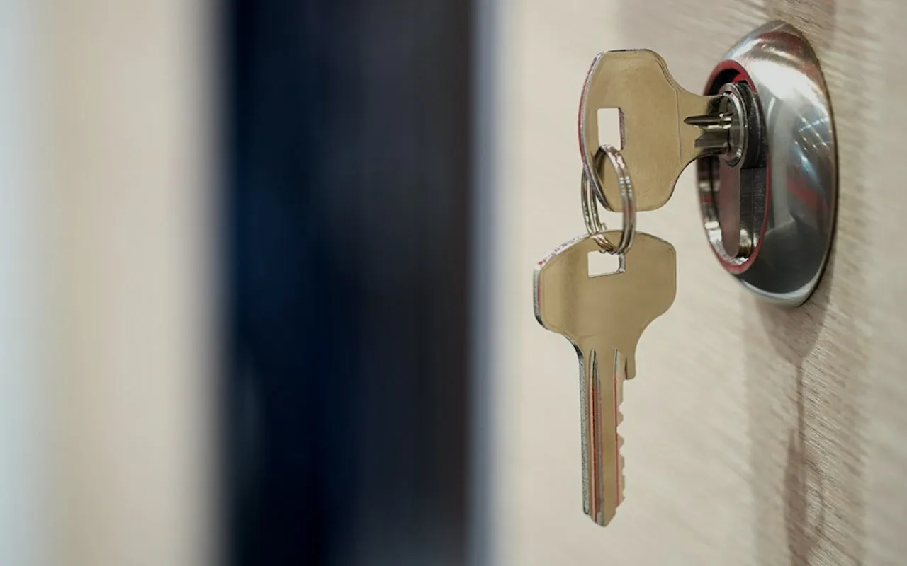 Aizslēgt durvju atslēgu nakts laikā šķiet vilinoši, bet tā ir slikta ideja.