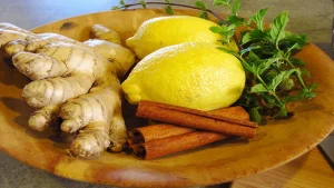 Citronu miziņas, kanēļa un ingvera vārīšana: kāpēc tas ir ieteicams un kāpēc tas ir noderīgi.