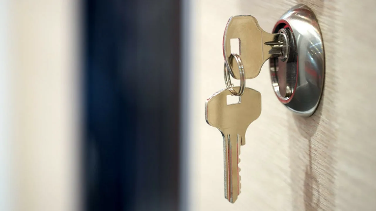 Kāpēc nedrīkst atstāt atslēgu slēdzenē uz nakti?