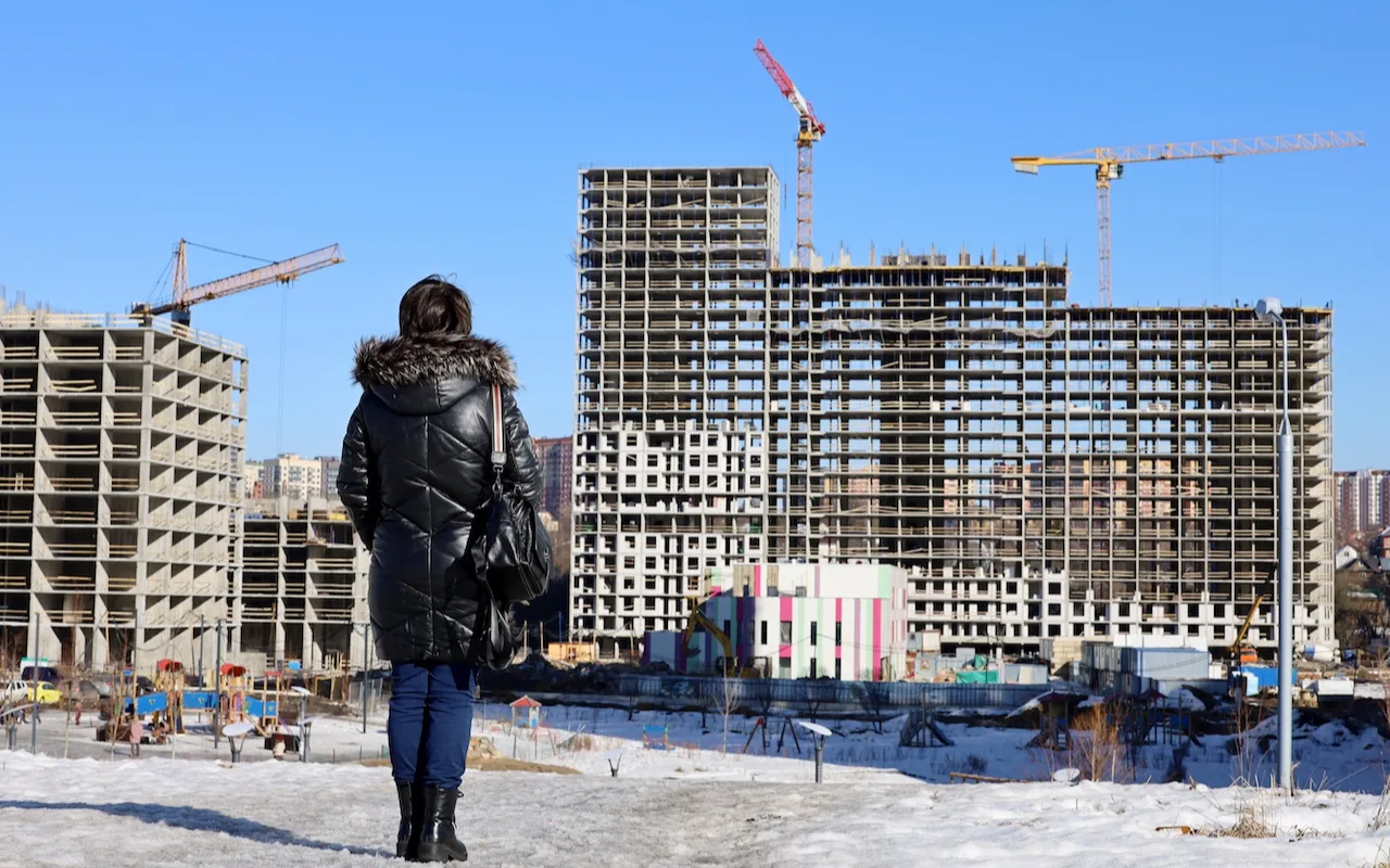 Uzraksts uz Treidy plāksnes uz žoga, kura vērtība ir 16 000 dolāru, uzsver satraucošu tendenci mājokļu tirgū: “Pastāvīgas attaisnojumi”.