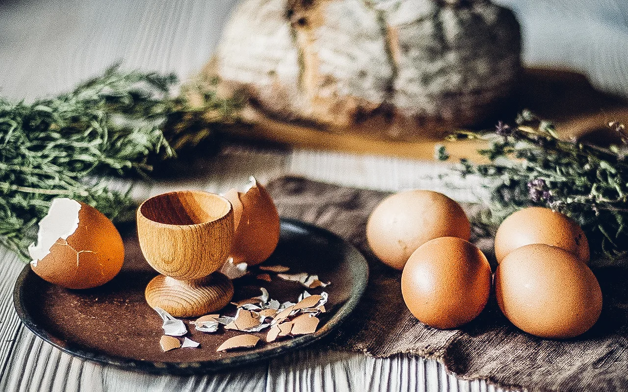 Nepērciet olas ar šiem diviem vārdiem uz čaumalas! Lauksaimniecības ministrija jums iemācīs, kā viegli atšķirt bioloģiskās olas no olām, kas iegūtas no vistām, kuras audzētas būros.