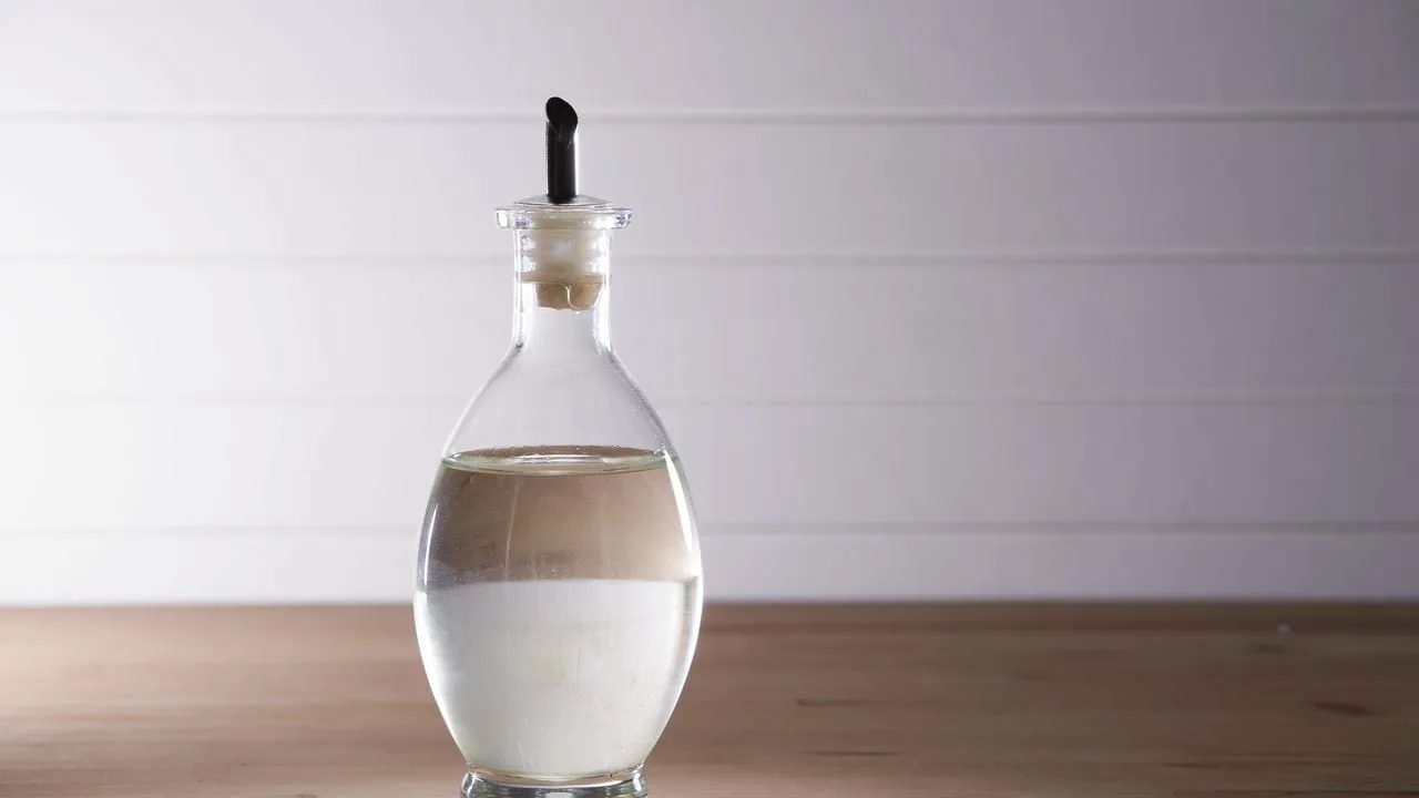 Sāls un etiķa pievienošana slotai: kāpēc tas ir ieteicams slaucīšanai un kāpēc tas ir nepieciešams.