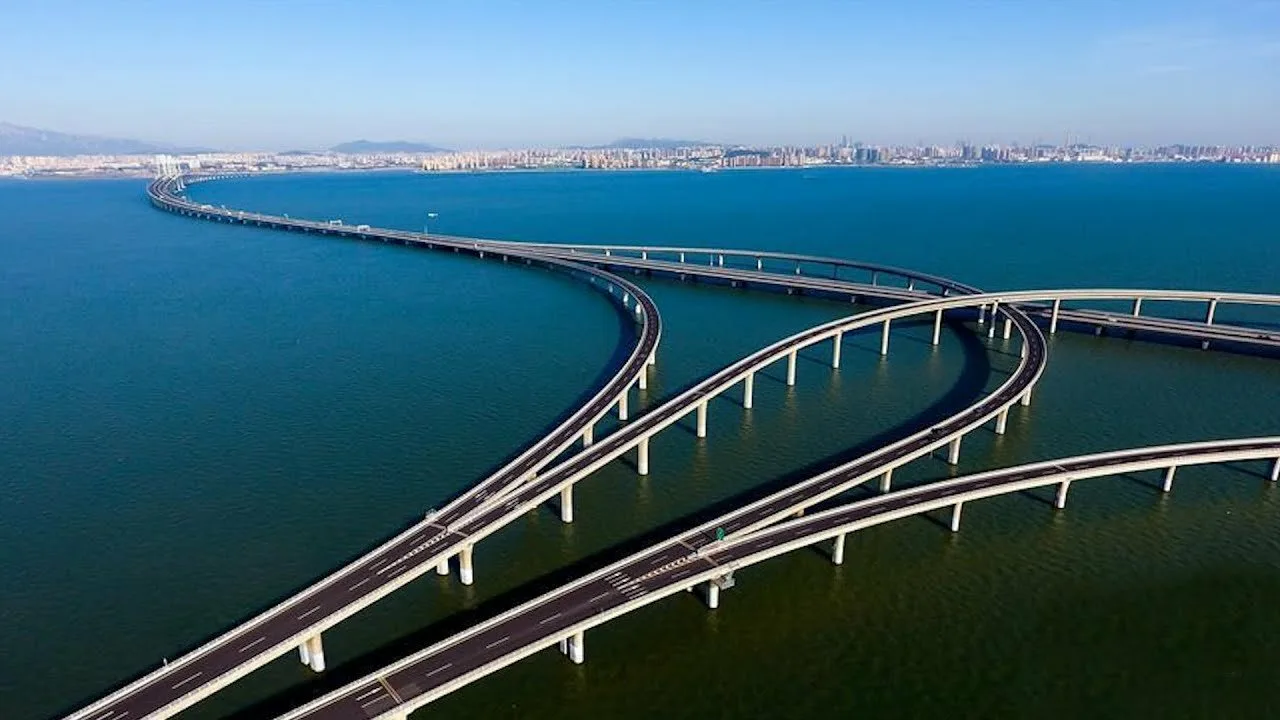 1,7 miljardu eiro vērts megamasts pāri jūrai, kas savieno divas valstis un kam ir pieturas uz mākslīgajām salām.