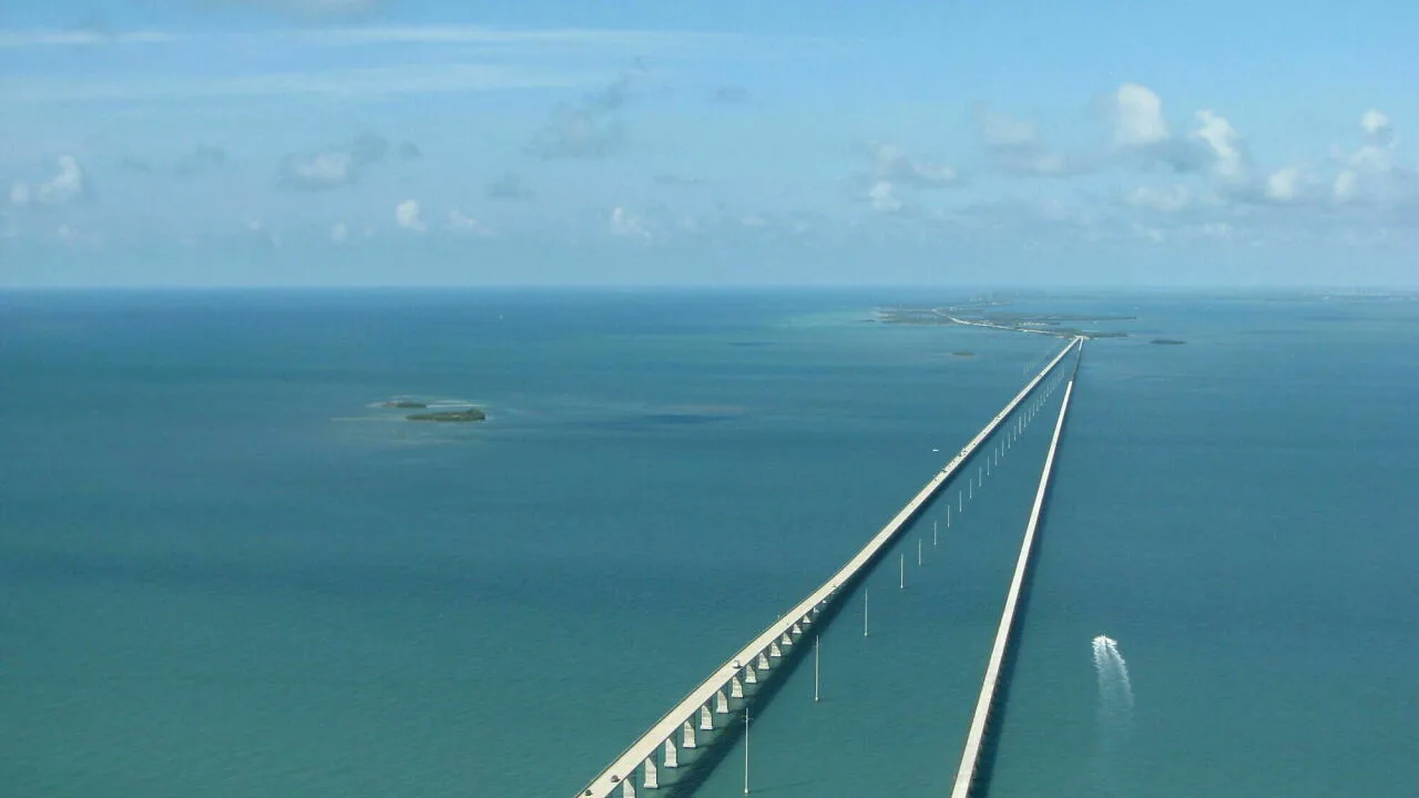 1,7 miljardu eiro vērts megamasts pāri jūrai, kas savieno divas valstis un kam ir pieturas uz mākslīgajām salām.