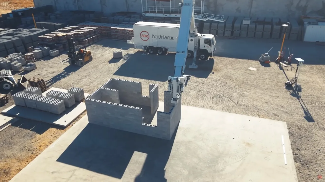 Pasaulē modernākais būvniecības robots veiksmīgi izturējis rūpnīcas testus, stundā saliekot līdz 360 blokiem, un sola paātrināt māju būvniecību.