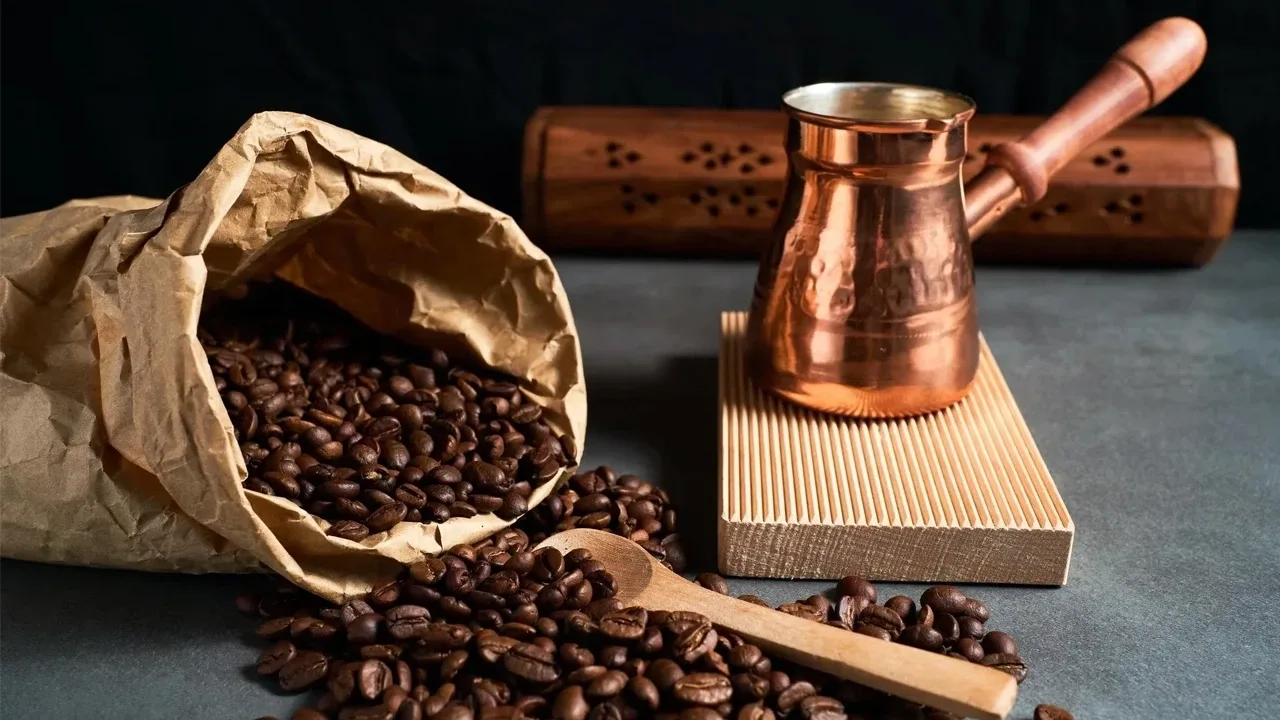 Kā glabāt kafiju mājās, lai saglabātu tās garšu, pēc baristas domām: „Grauzdētiem graudiem ir četri ienaidnieki”.