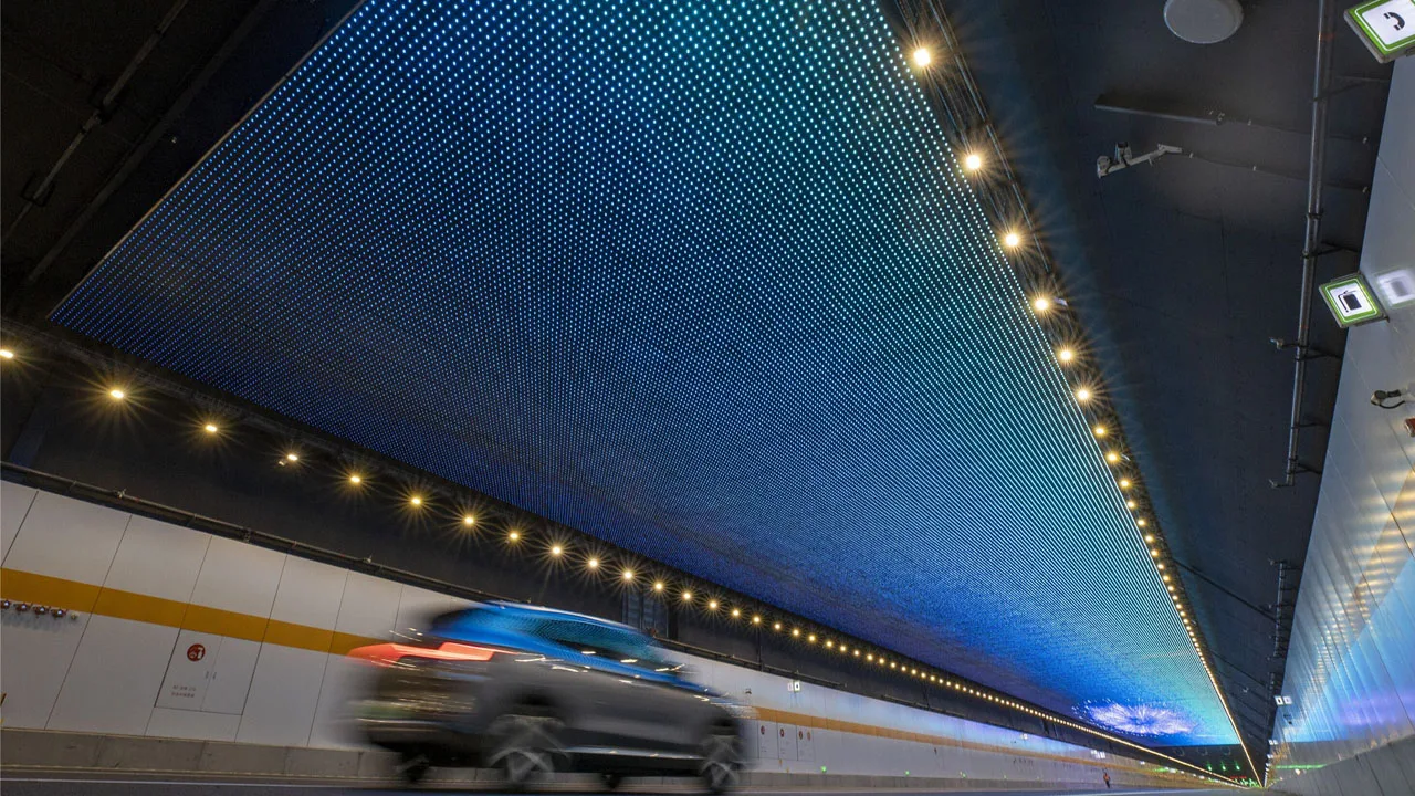 Ķīniešu zemūdens megatunelis samazinās ceļojuma laiku no sešām stundām līdz 40 minūtēm, un tā maksimālais ātrums būs 240 km/h.