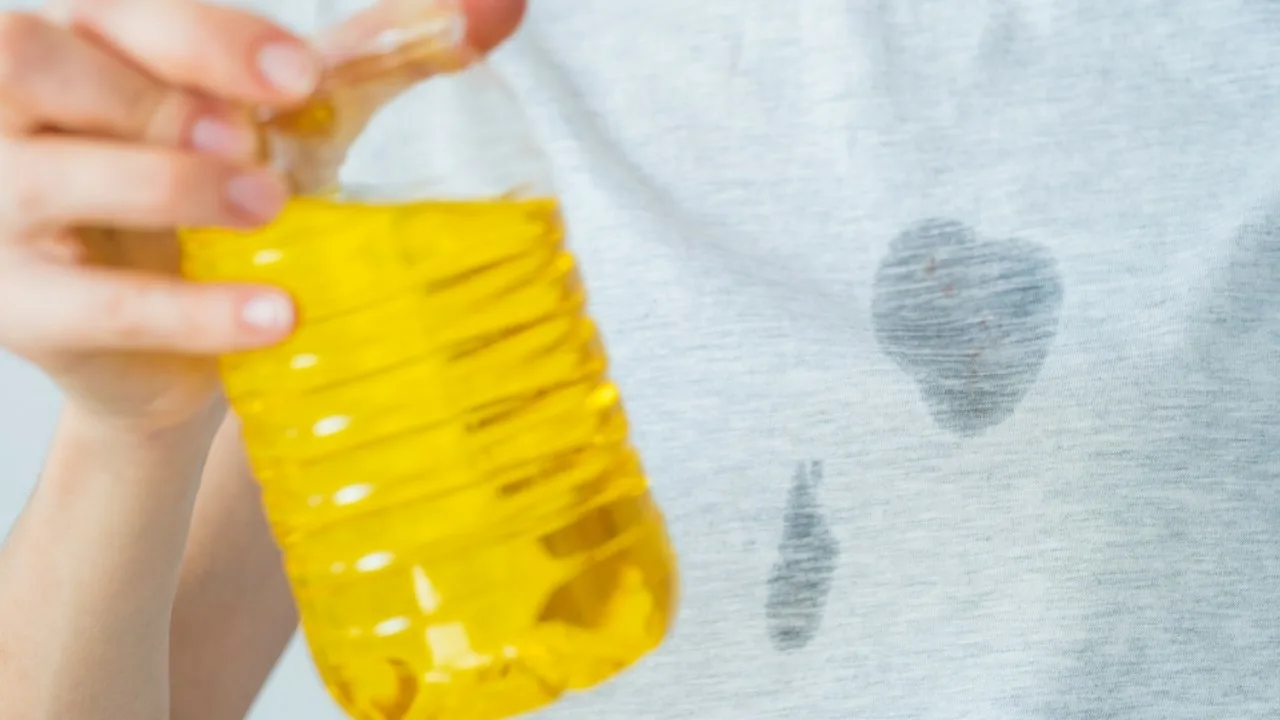 Kā no apģērba iztīrīt eļļas traipus ar mājas līdzekļiem