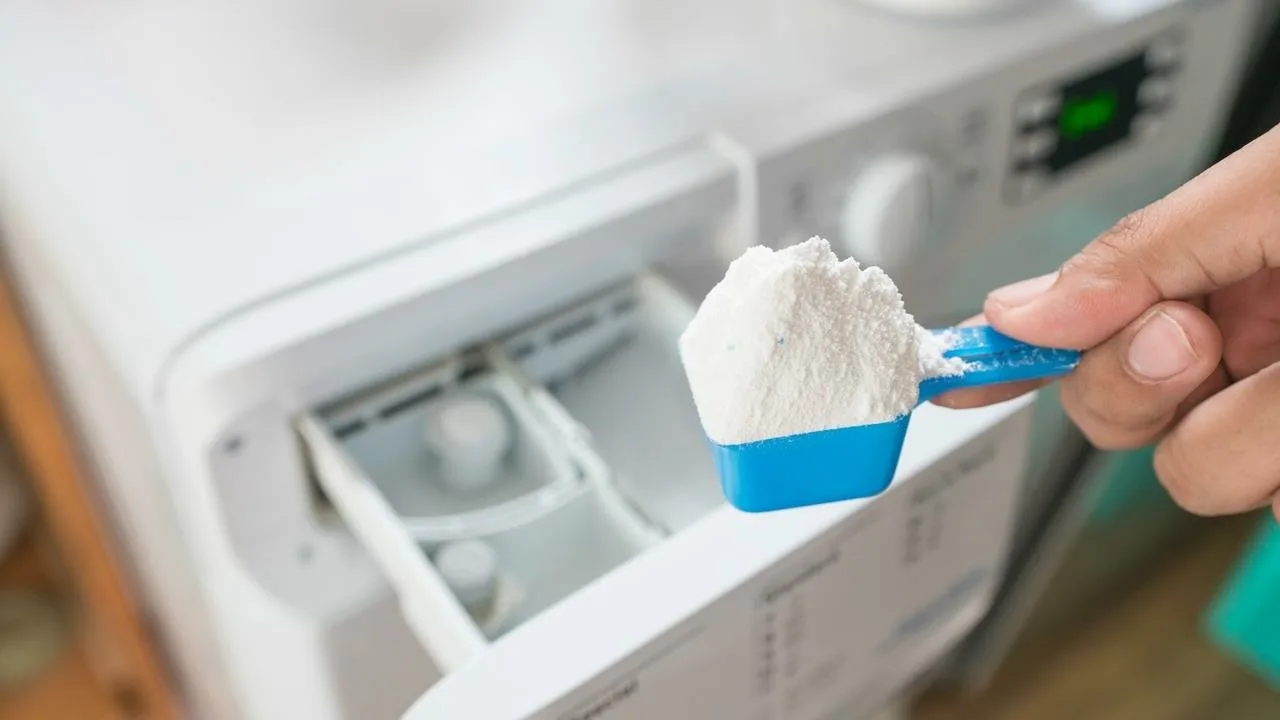 Mazgāšanas līdzekļa un sāls sajaukšana veļas mašīnā: kāpēc tas ir nepieciešams un kāpēc tas ir tik svarīgi.