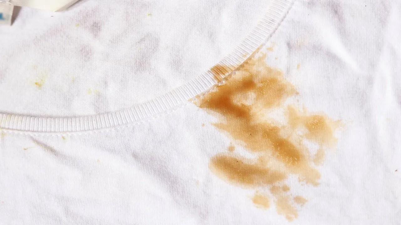 Kā no apģērba iztīrīt eļļas traipus ar mājas līdzekļiem