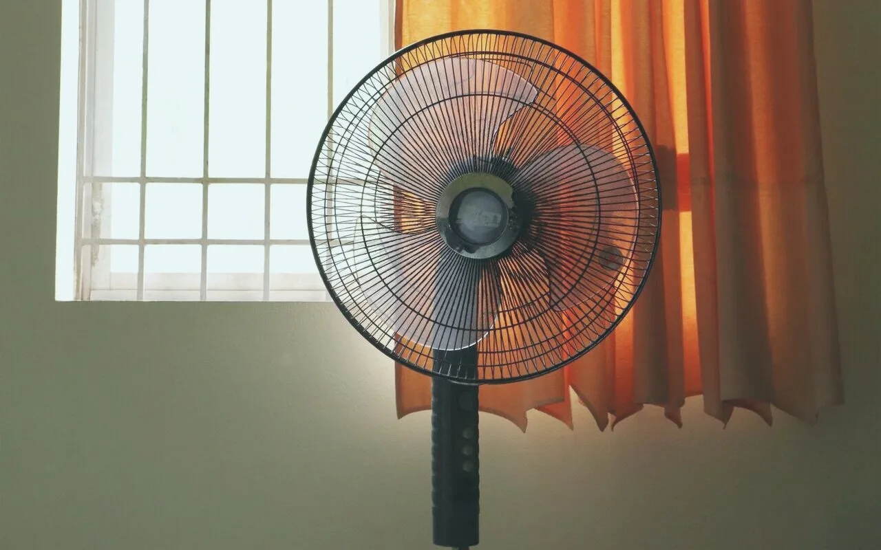 Ardievas, gaisa kondicionieris? Šeit ir aprakstīts, kā ar alumīnija folijas palīdzību atdzesēt gaisu un ietaupīt elektroenerģiju.