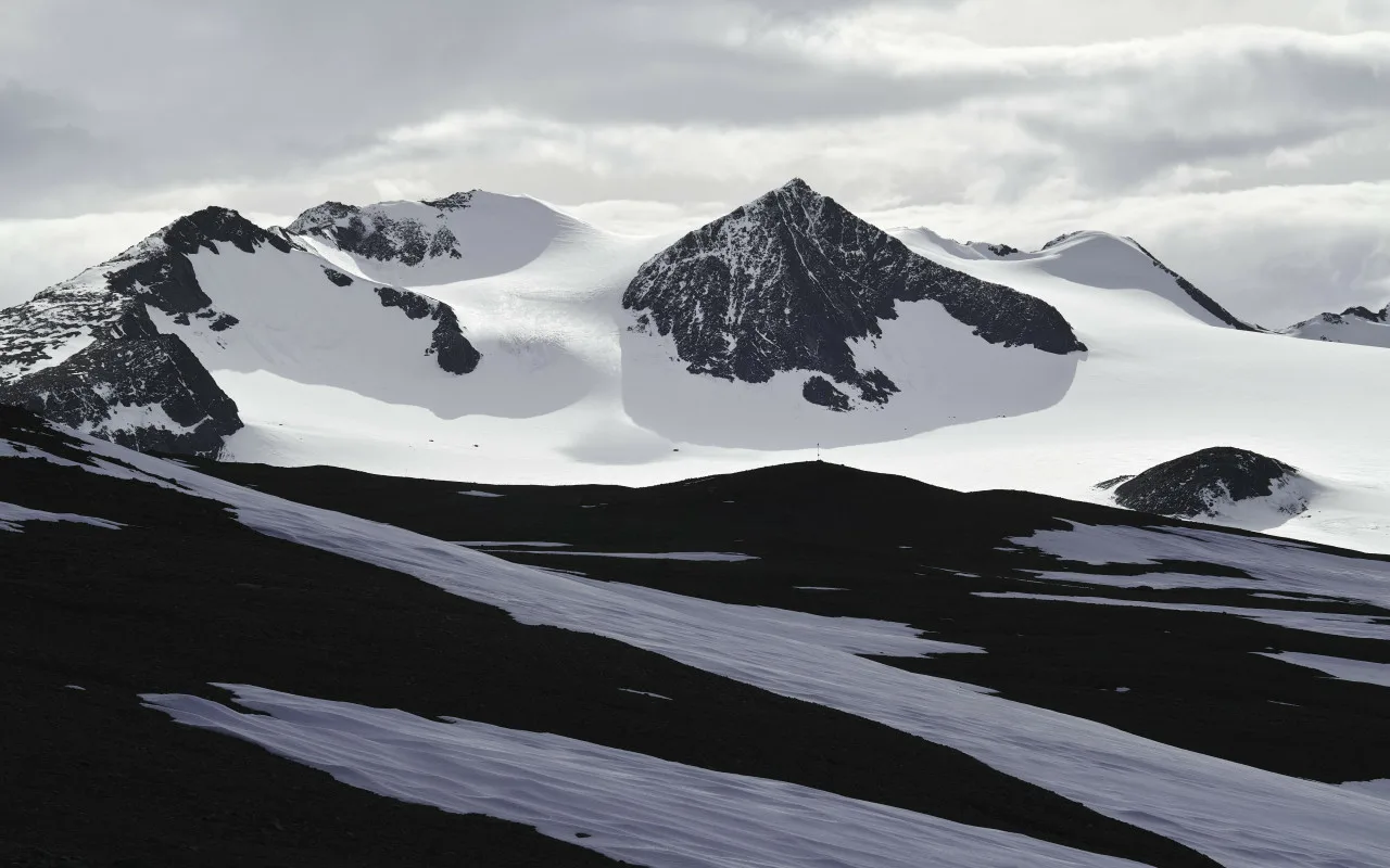 Starp mītu un zinātni: tā ir Terora kalna virsotne, kas paceļas virs Antarktīdas un glabā stāstus par pionieriem un neaizmirstamiem varoņdarbiem.