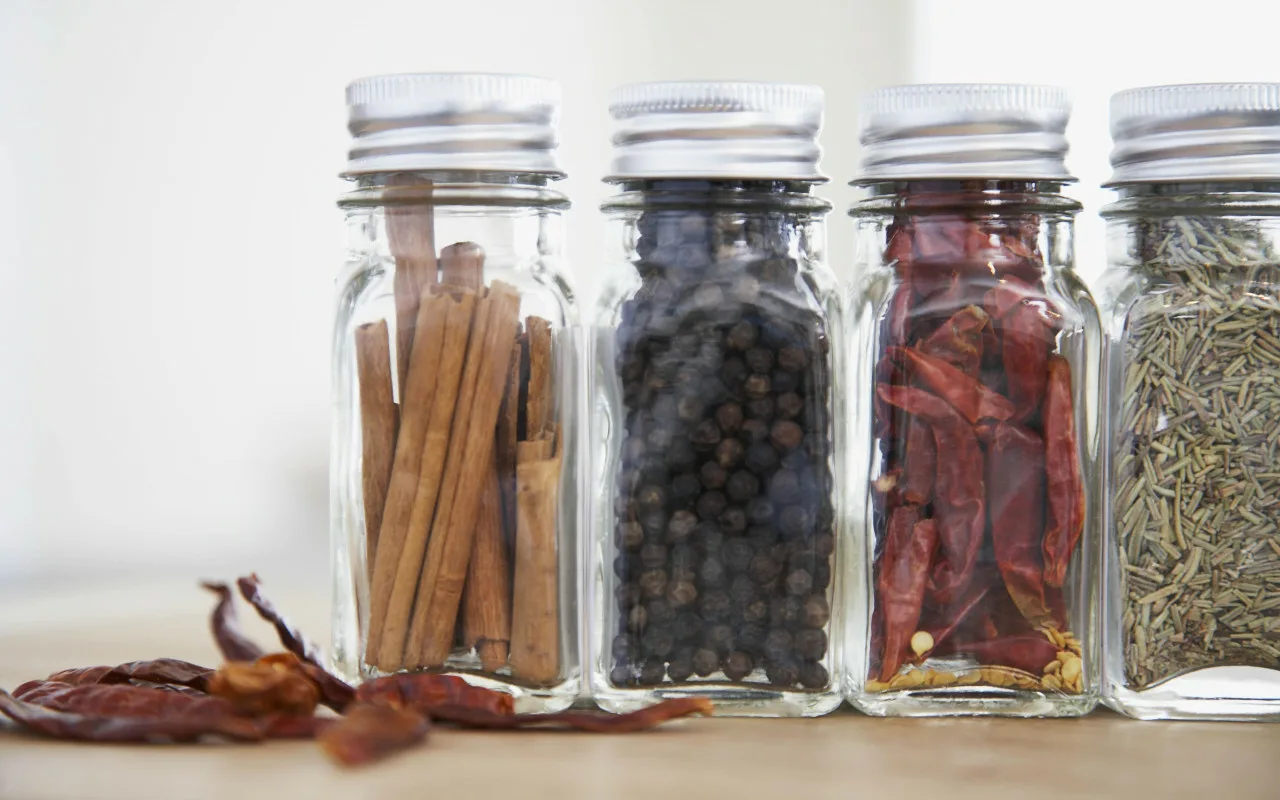 Lidl veikalā var nopirkt ideāli piemērotu nelielām galda virsmām rotējošu garšvielu plauktu: tajā var ievietot deviņas garšvielas, un tas maksā mazāk nekā 3 eiro.