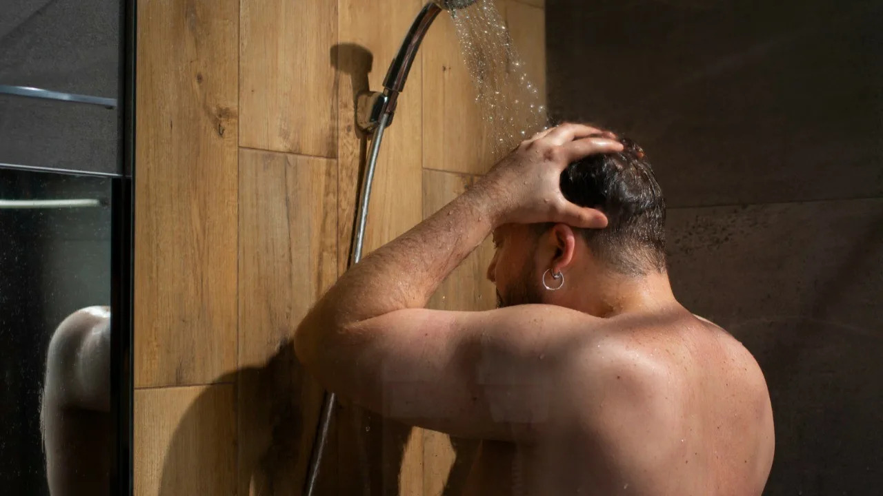 Veselīga novecošana: cik reizes nedēļā patiešām vajadzētu mazgāties dušā?