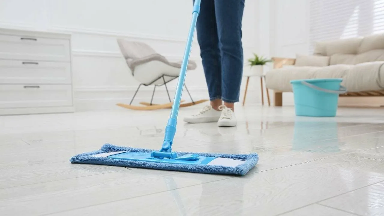 Mājas metode, kā piešķirt grīdām spīdumu, izmantojot sastāvdaļas, kas jau ir jūsu mājās.