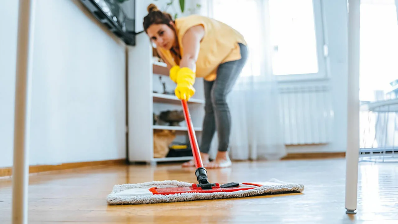 Mājas metode, kā piešķirt grīdām spīdumu, izmantojot sastāvdaļas, kas jau ir jūsu mājās.