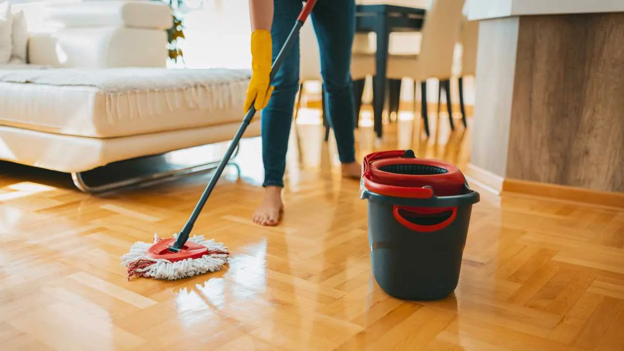 Mājas metode, kā piešķirt grīdām spīdumu, izmantojot sastāvdaļas, kas jau ir jūsu mājās.