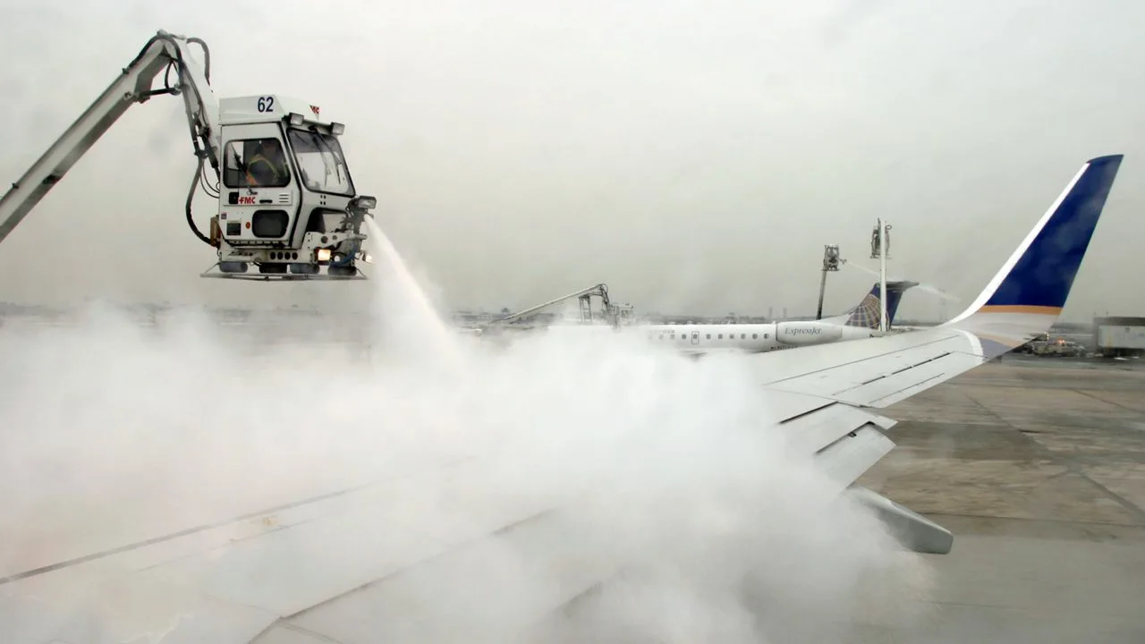 Ne sāls, ne ķimikālijas: šajā valstī izmanto sālsūdeni, lai novērstu ceļu un lidostu apledojumu.