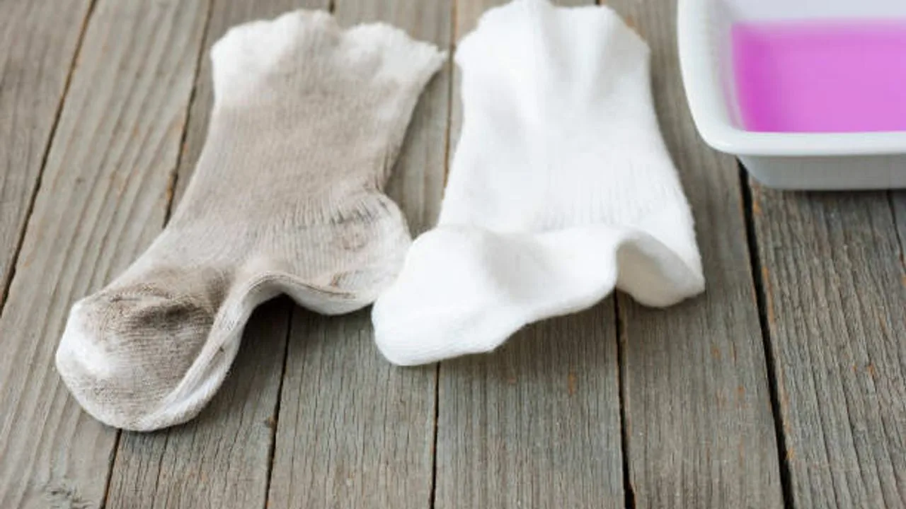 Kā ar etiķi atdzīvināt netīras zeķes?