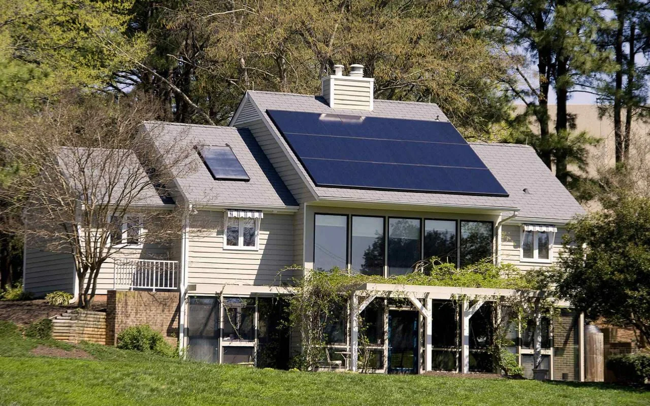 Saules paneļi mājām: kā tie darbojas, cik tie maksā, cik ilgi kalpo un kā izvēlēties labāko