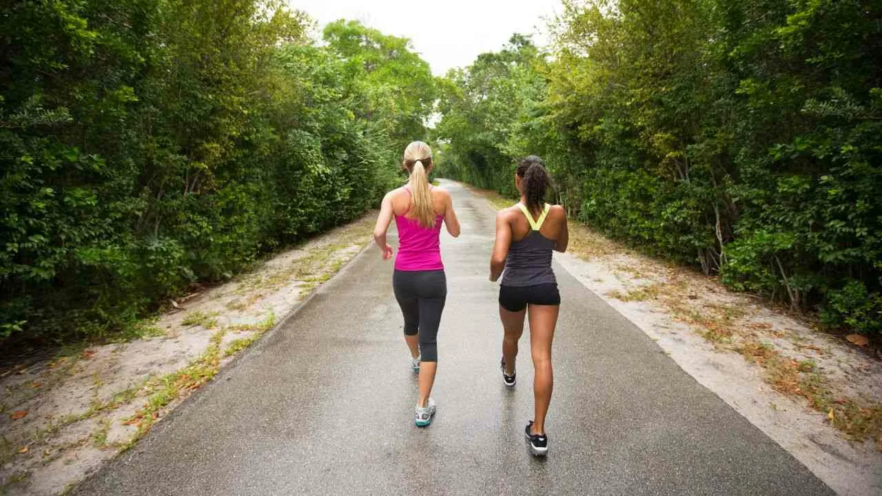 Treneri ir vienisprātis: „Lai zaudētu 1 kilogramu tauku, nodarbojoties ar iešanu, tas jādara ar ātrumu 5 km/h, bez pārtraukuma un vismaz norādīto stundu skaitu”.