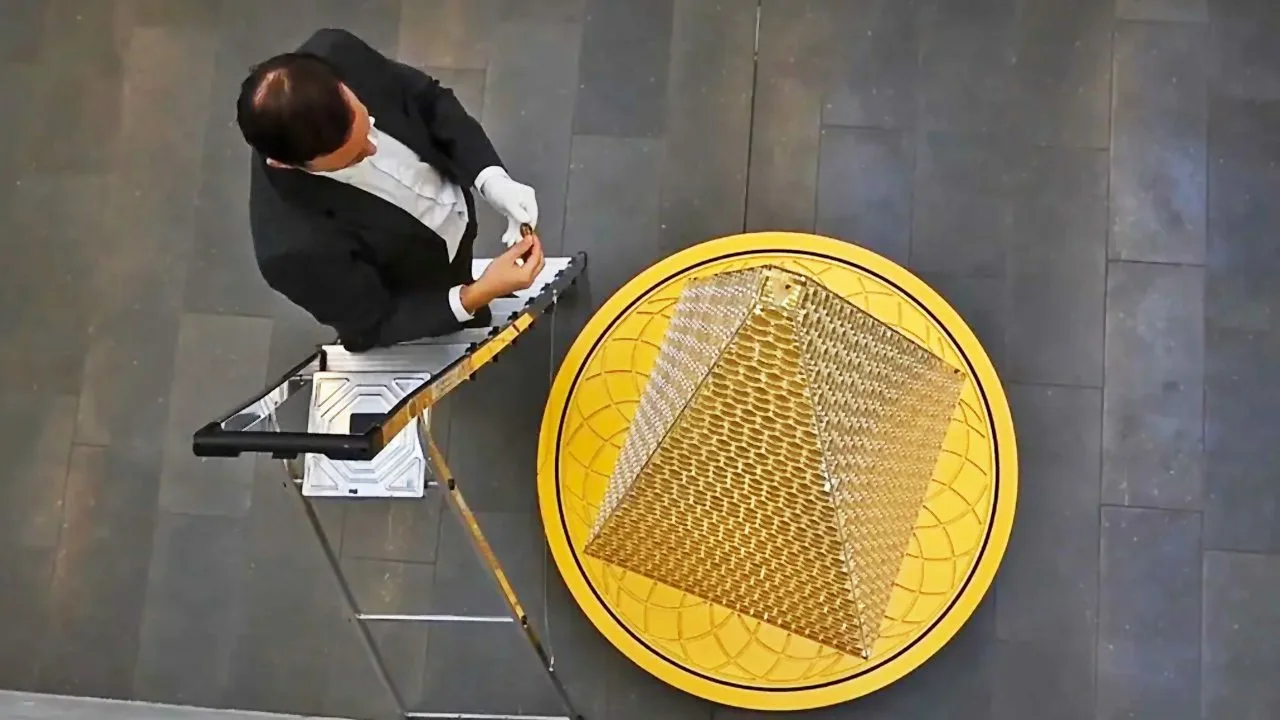 2018. gada monētas, 3 metru augstums un “zvaigzne” no tīra zelta: pārsteidzošs stāsts par dārgāko Ziemassvētku eglīti pasaulē.