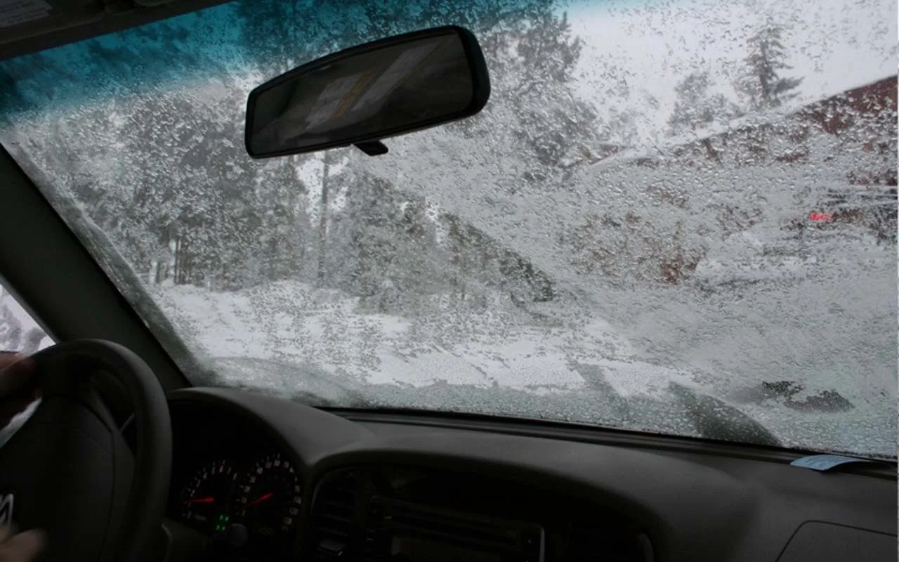 Kā atkausēt automašīnas logus bez gaisa kondicioniera izmantošanas