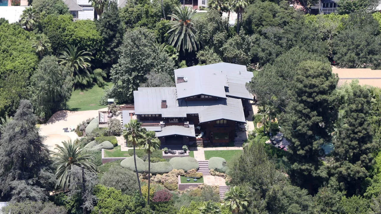 Šis slavenais amerikāņu aktieris nopirka māju Emporde un pārveda to uz Kaliforniju.