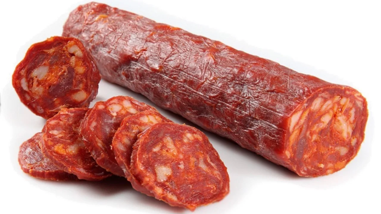 Ne Estremadura, ne Kastīlija: pasaulē labāko čorizo desu ražo miesnieks Logroño centrālajā tirgū, un tā ir roku darbs.