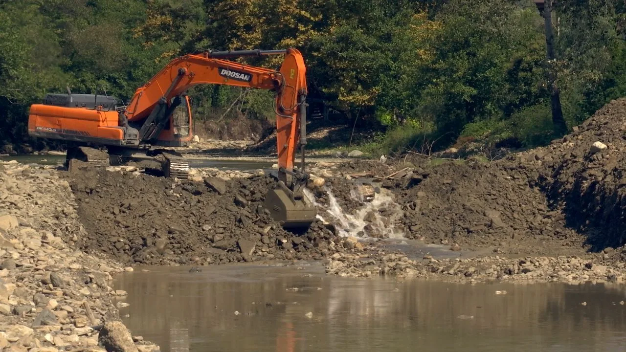 Šajā pilsētā sāka tīrīt upes gultni un uzlika 2600 eiro lielu sodu: „Piesārņojums turpinātos nedēļu”.