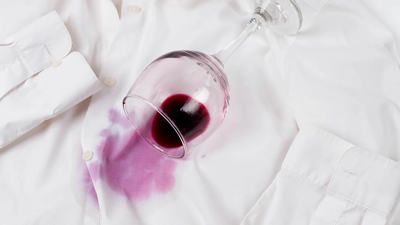 Kā noņemt sarkanvīna traipus?