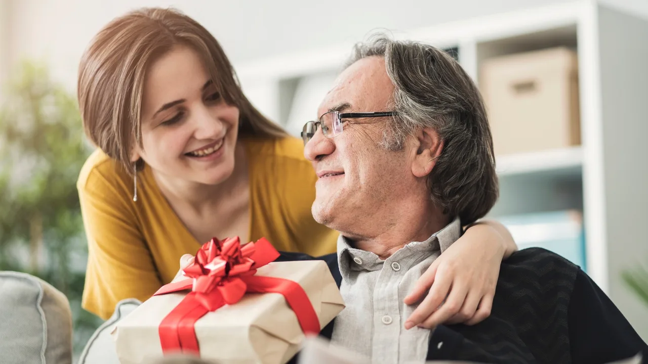 Kāpēc dāvanu pasniegšana mums rada prieku, bet vienlaikus arī stresu, saskaņā ar psiholoģiju.