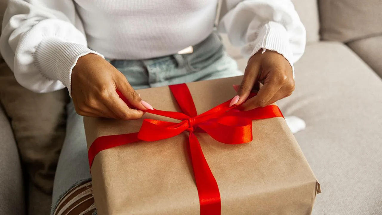 Kāpēc dāvanu pasniegšana mums rada prieku, bet vienlaikus arī stresu, saskaņā ar psiholoģiju.