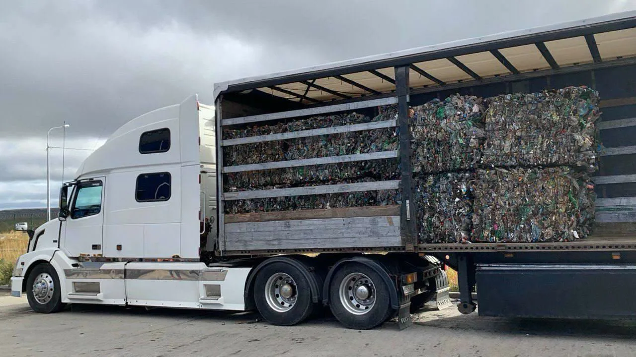 ES veic revolūciju automobiļu rūpniecībā: automobiļi par 25 % sastāv no pārstrādāta plastmasa, un tiek pārtraukta metāllūžņu eksportēšana.