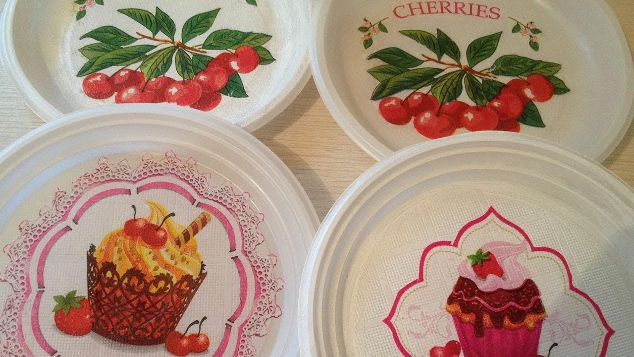 Pārstrāde: Saglabājiet vienreizlietojamos plastmasas šķīvjus un pārvērtiet tos skaistā Ziemassvētku rotājumā.