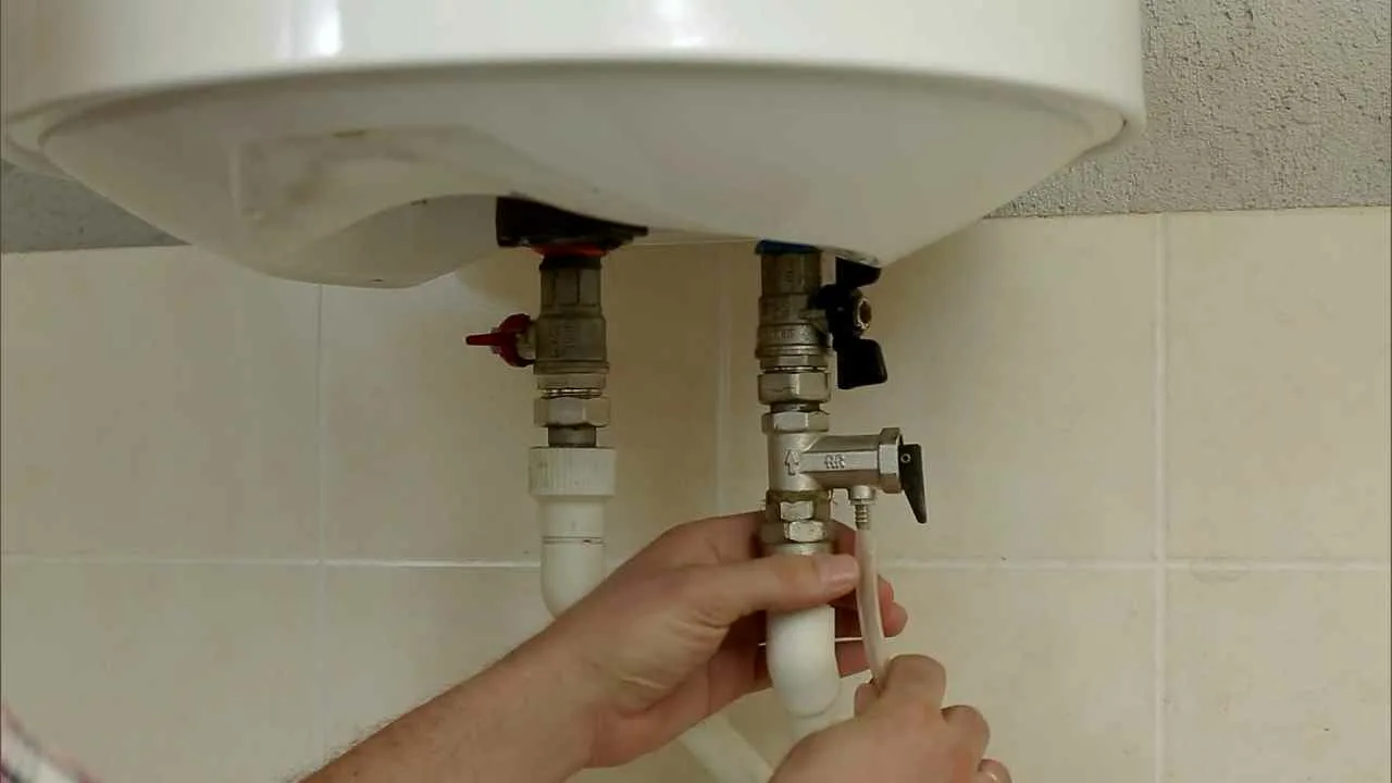 Cik bieži, pēc santehniķa ieteikuma, ir jāizlej ūdens no ūdens sildītāja?