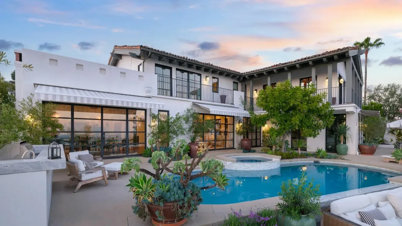 Šis slavenais amerikāņu aktieris nopirka māju Emporde un pārveda to uz Kaliforniju.