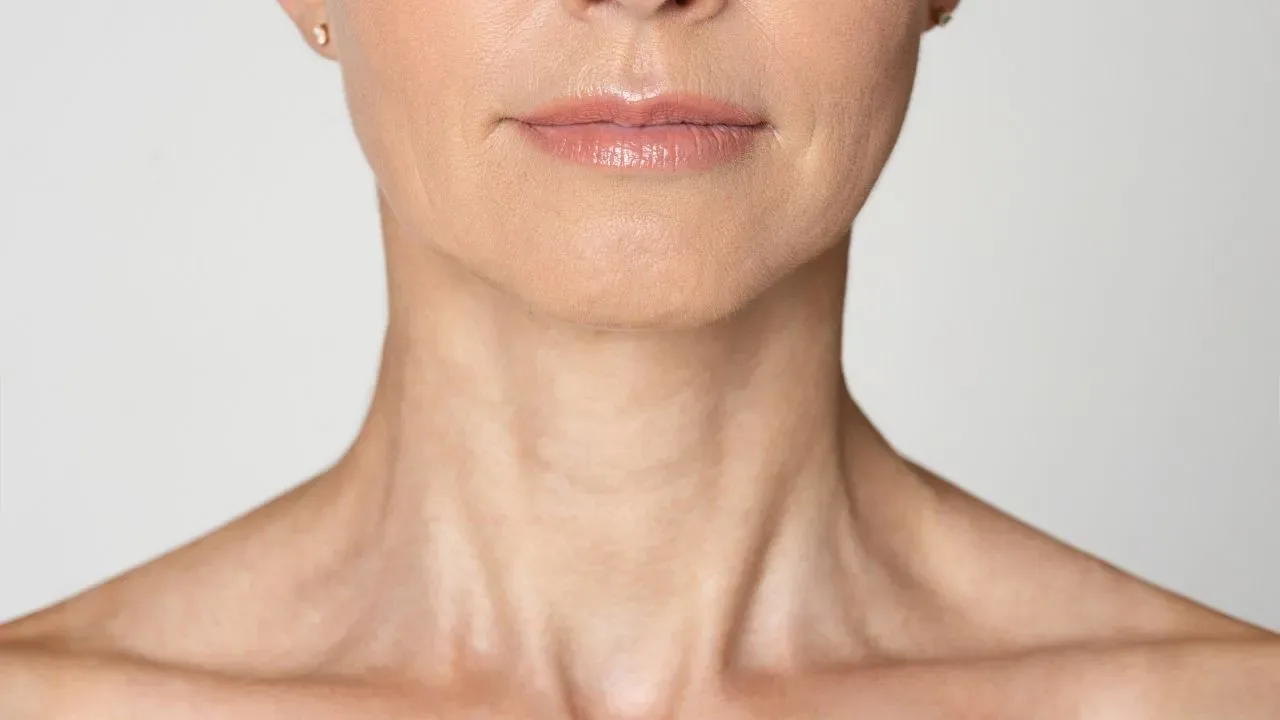 Kā ātri izlīdzināt grumbu uz kakla un atjaunot ādas elastību mājās