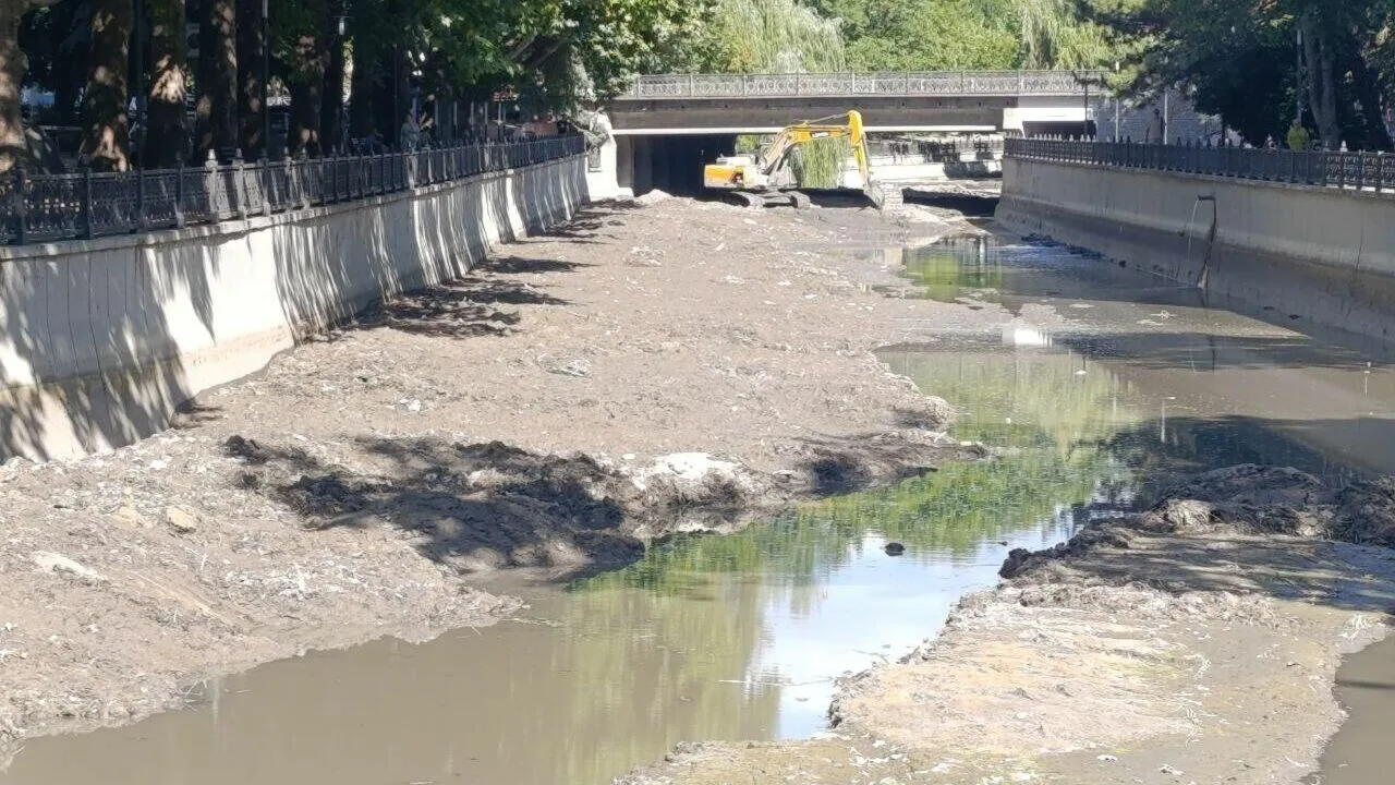 Šajā pilsētā sāka tīrīt upes gultni un uzlika 2600 eiro lielu sodu: „Piesārņojums turpinātos nedēļu”.