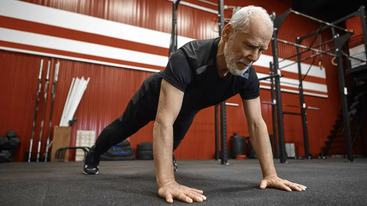 Kā saglabāt formu pēc 70 gadiem: 9 sliktākās ieradumi, no kuriem jāatbrīvojas jau šodien.