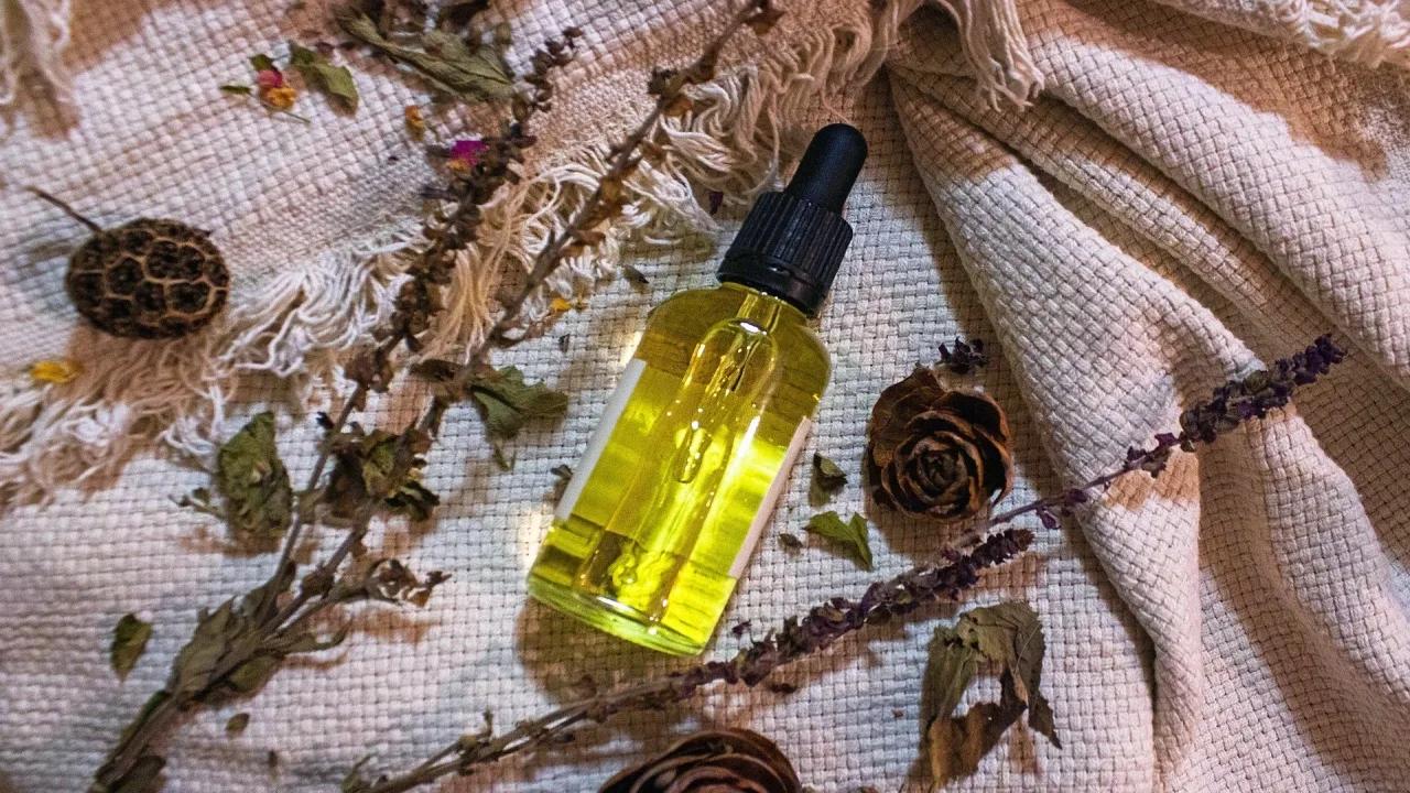 Dabiskās eļļas matiem: mājas maisījums, kas atjauno matu spīdumu un maigumu.