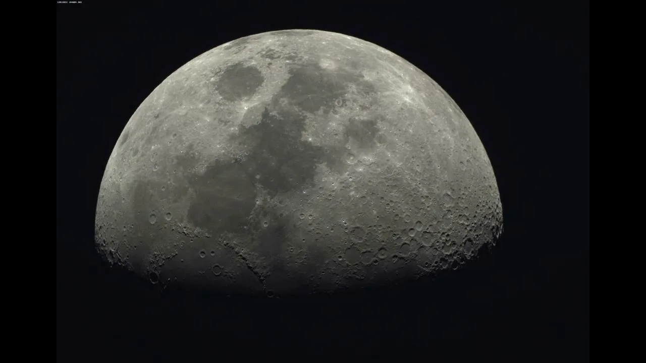 Eksperti brīdina, ka tuvākajos gadu desmitos Mēness var pārvērsties par satelītu kapsētu.