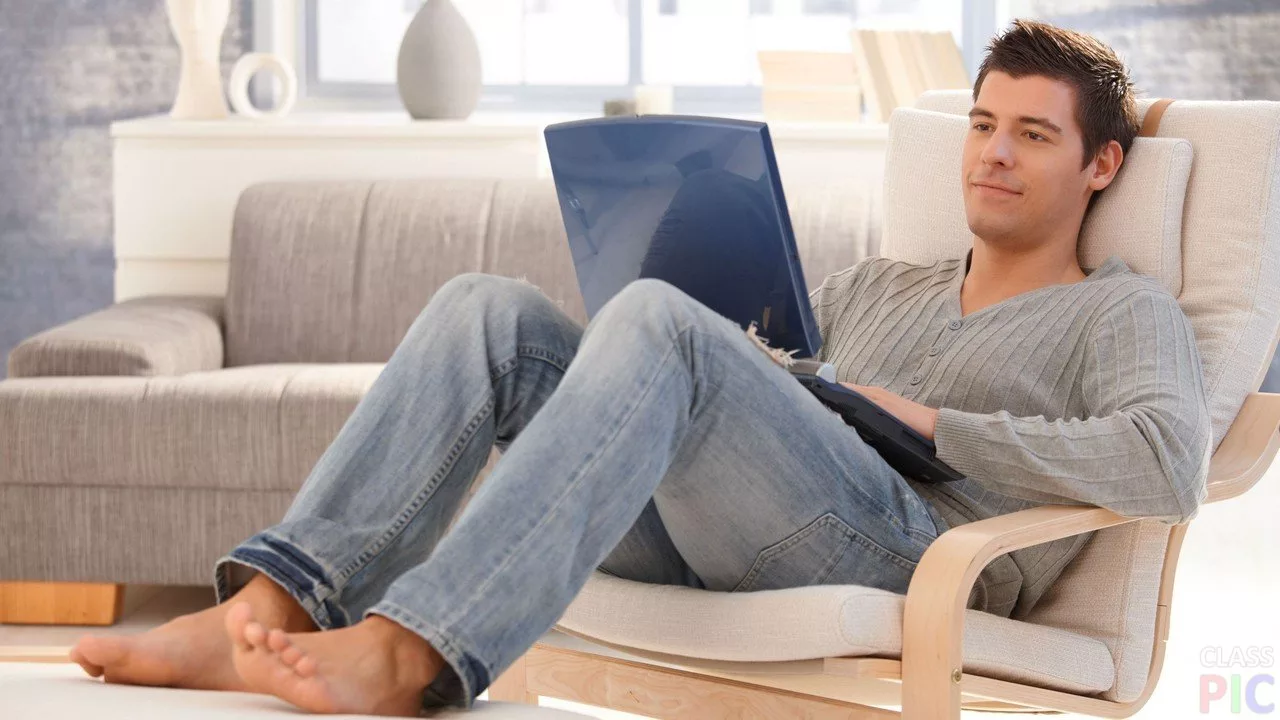 Filozofs Bjon Čols Hans: „Palikt mājās ir visredzamākā pretestības forma”.