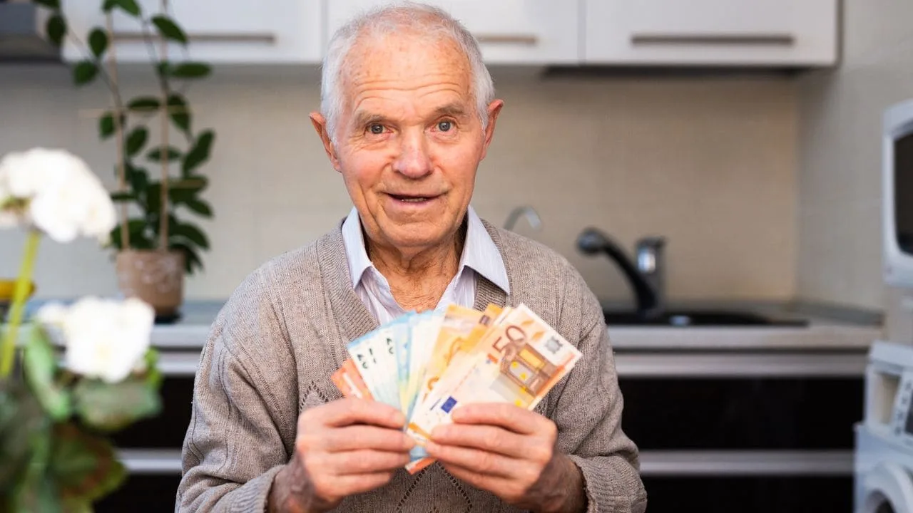 Pensijas saņēmējs zaudē pensiju sociālās drošības sistēmas kļūdas dēļ un pēc gadiem saņem vairāk nekā 55 000 eiro kā kompensāciju par nodarīto kaitējumu.