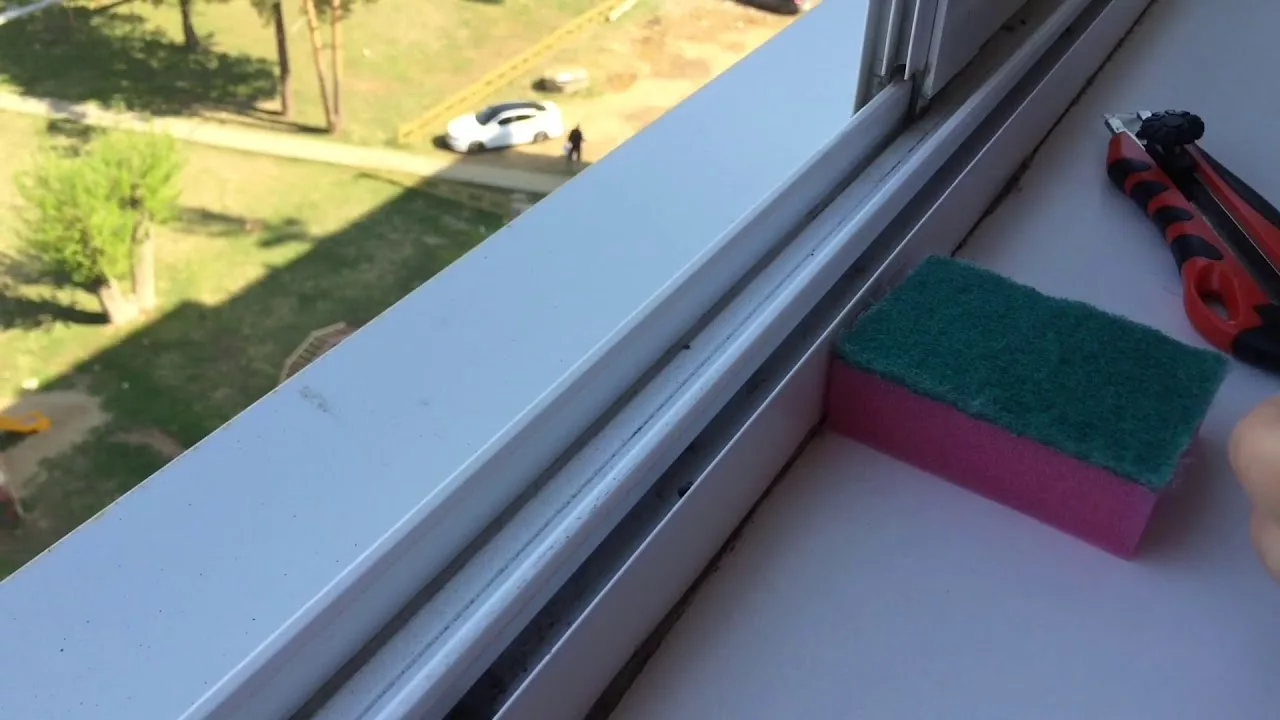 Pārtikas sodas izmantošana logu sliedes tīrīšanai: kāpēc tā ir nepieciešama un kādas ir tās priekšrocības.