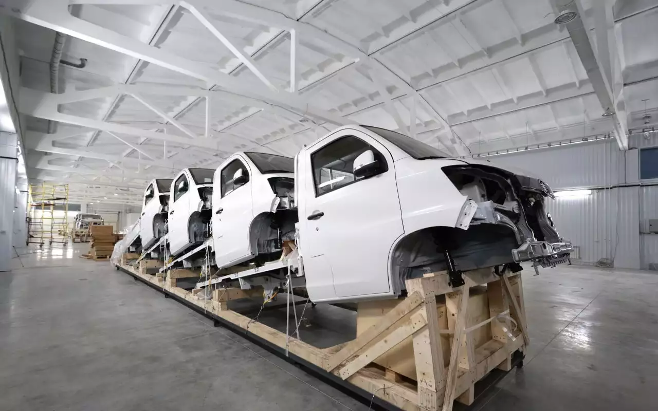 Vēsturiskais automobiļu ražotājs sāk kravas automašīnu un autobusu ražošanu jaunā rūpnīcā