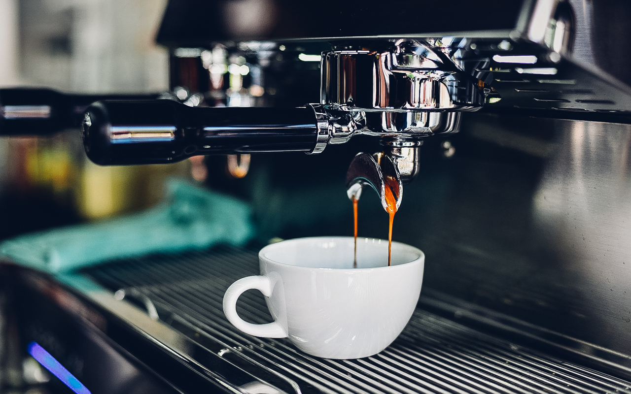 Kāpēc ir svarīgi atstāt vāku atvērtu, pagatavojot kafiju latviešu kafijas automātā: baristas noslēpums